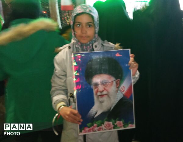 تصویر رهبر معظم انقلاب اسلامی در دست مردم غیور  نیشابور