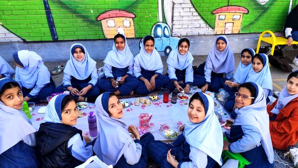 روز جهانی کودک و تخم مرغ در مدرسه شاهد خیر سجادی 
