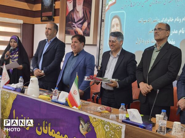 معلمان نمونه در قاب افتخار آموزش و پرورش منطقه ۵