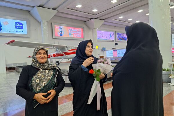 استقبال از زائران حرم امام رئوف در فرودگاه شیراز
