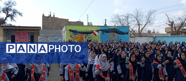  اجرای سرود همگانی (ایرانمون) توسط دانش آموزان مدرسه ناهید نخودی 