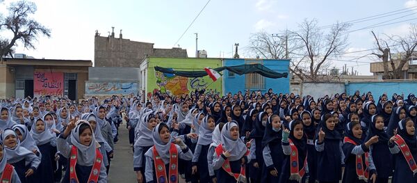  اجرای سرود همگانی (ایرانمون) توسط دانش آموزان مدرسه ناهید نخودی 