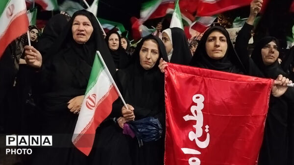 تداوم تجمع حماسی مردم در میدان امام خمینی(ره)، شهرستان کوهدشت