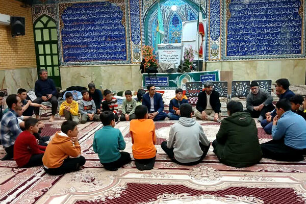 اعتکاف ۲۰۰۰نفری دانش‌آموزان شهرستان آباده در مساجد