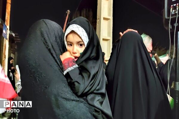 در کنار هم ایستاده ایم-۱