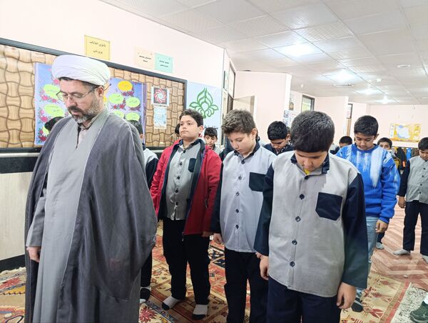 برگزاری نماز جماعت و محفل انس با قرآن در دبستان معلم 2 آشخانه 