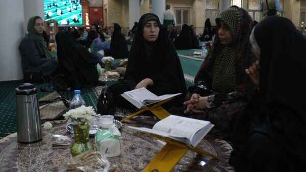 محفل قرآنی خانوادگی و افطاری ساده در مصلی خاتم‌الانبیا زنجان