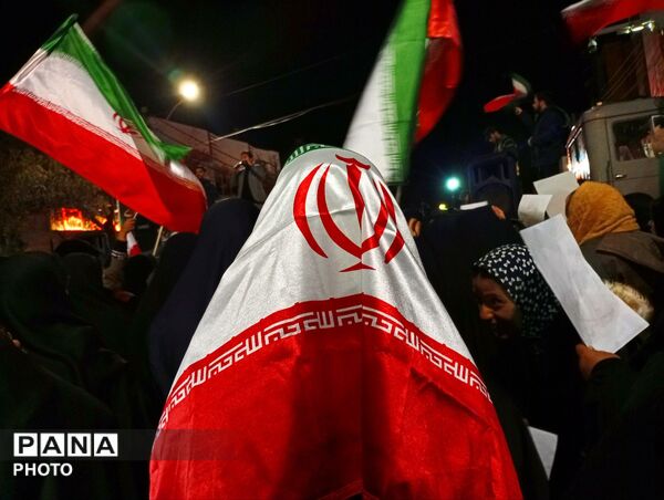 یک ایران، جلوی دشمن
