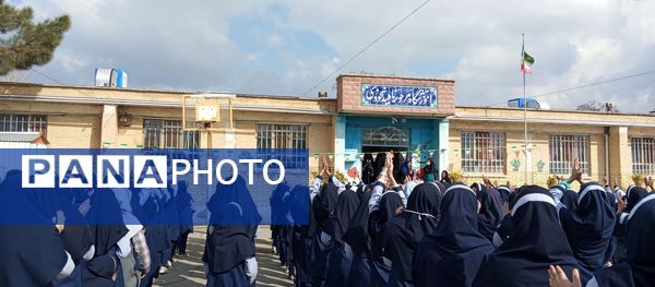  اجرای سرود همگانی (ایرانمون) توسط دانش آموزان مدرسه ناهید نخودی 