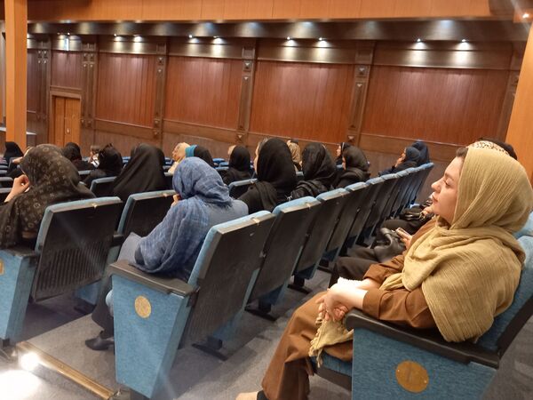 اولین مجمع عمومی انجمن اولیا ومربیان دبیرستان آرمینه مصلی نژاد ناحیه ۶
