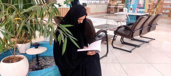 بازدید دانش‌آموزان دبیرستان امام حسین‌(ع) دوره دوم از کتابخانه عمومی شهر