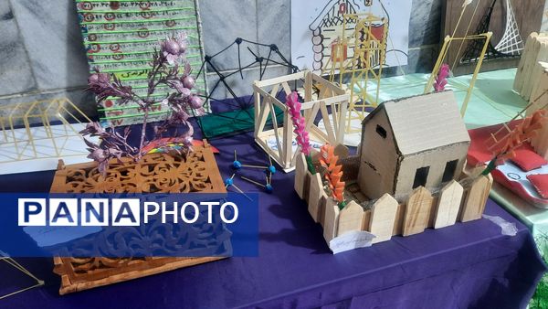 نمایشگاه دست‌سازهای دانش‌آموزان دبیرستان فرهنگیان ناحیه ۷ مشهد 