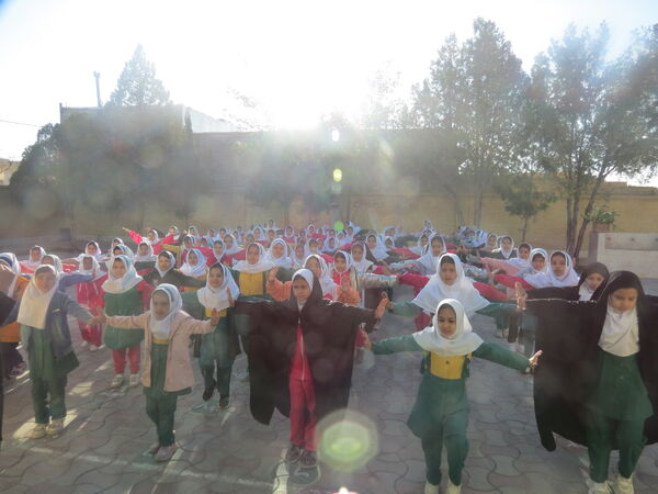 صبحگاهی شاد و پرنشاط در مدارس خاتم