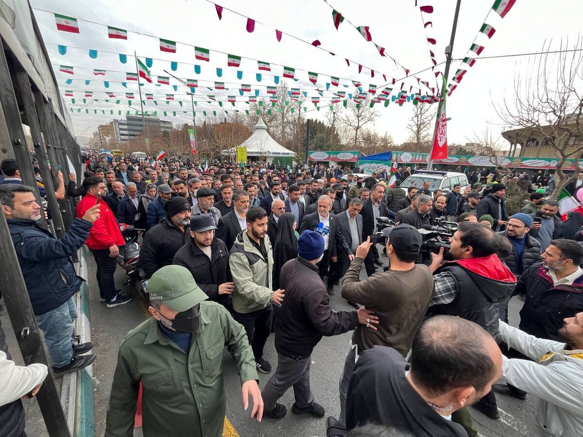حضور رئیس‌جمهور پزشکیان در راهپیمایی ۲۲ بهمن