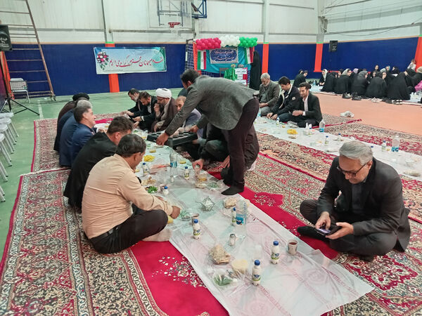 ضیافت افطاری و محفل دانش‌آموزی انس با قرآن کریم در سالن ورزشی عفاف شهر جعفریه قم