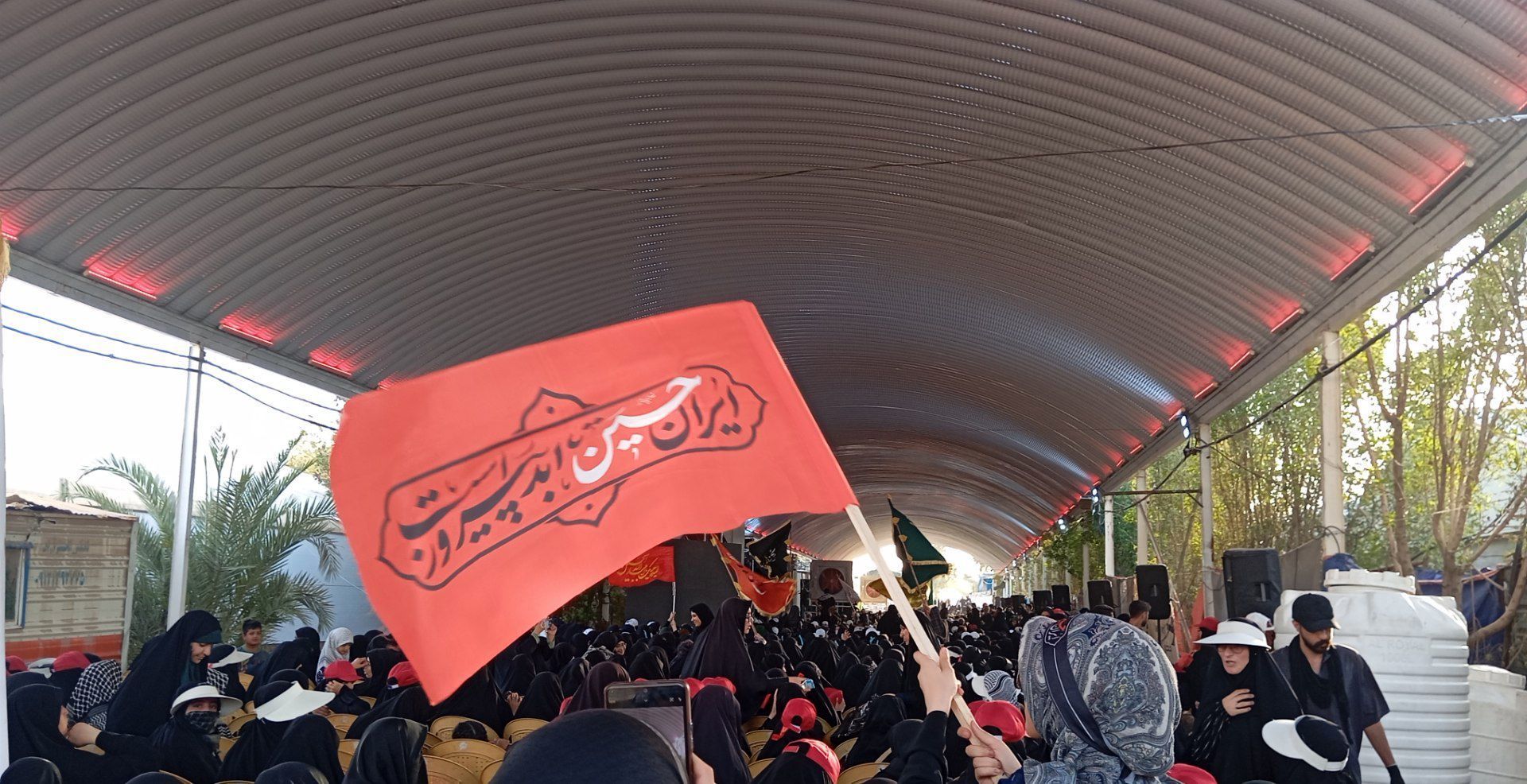 حضور پر شور مردم امام حسینی در پیاده روی اربعین