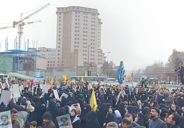 اجتماع مردمی همزمان با مراسم تشییع پیکر شهدای مقاومت در میدان بسیج مشهد