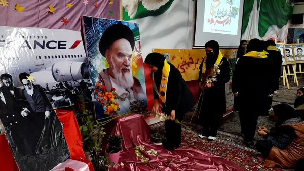زنگ انقلاب در دبیرستان شاهد یاس نبی گناباد 