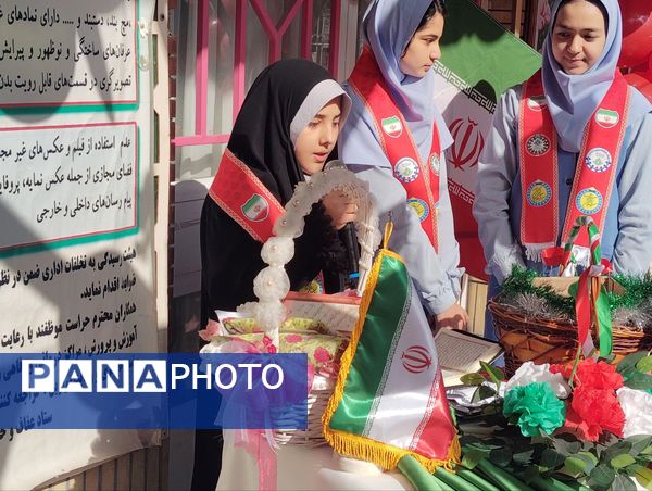 حال و هوای جشن ۲۲ بهمن در دبستان بهاردانش