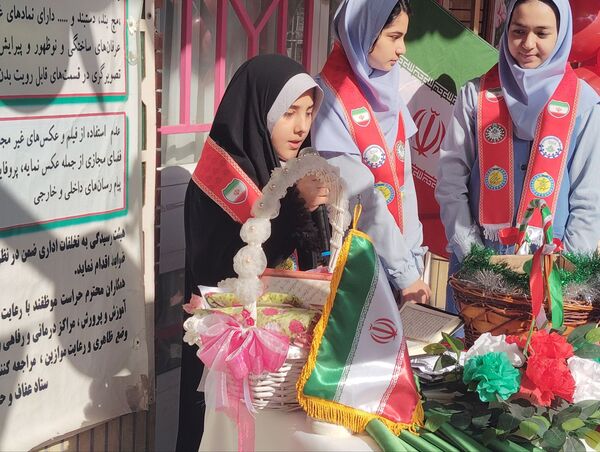 حال و هوای جشن ۲۲ بهمن در دبستان بهاردانش