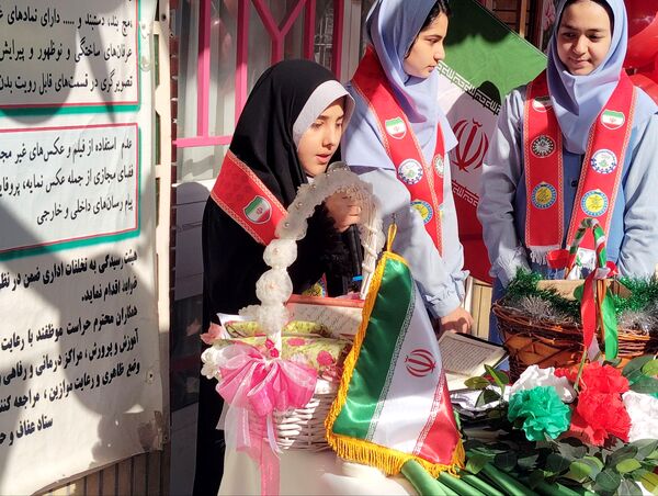 حال و هوای جشن ۲۲ بهمن در دبستان بهاردانش
