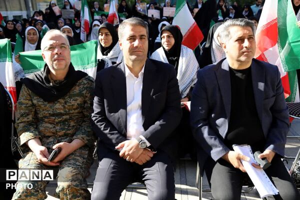 مراسم صبحگاه مشترک بسیج فرهنگیان تهران بزرگ در اداره کل آموزش و پرورش