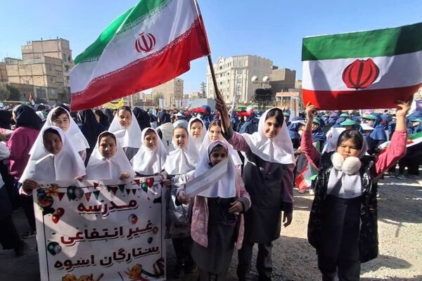حضور پرشور دانش‌آموزان در راهپیمایی ۱۳آبان منطقه کهریزک 
