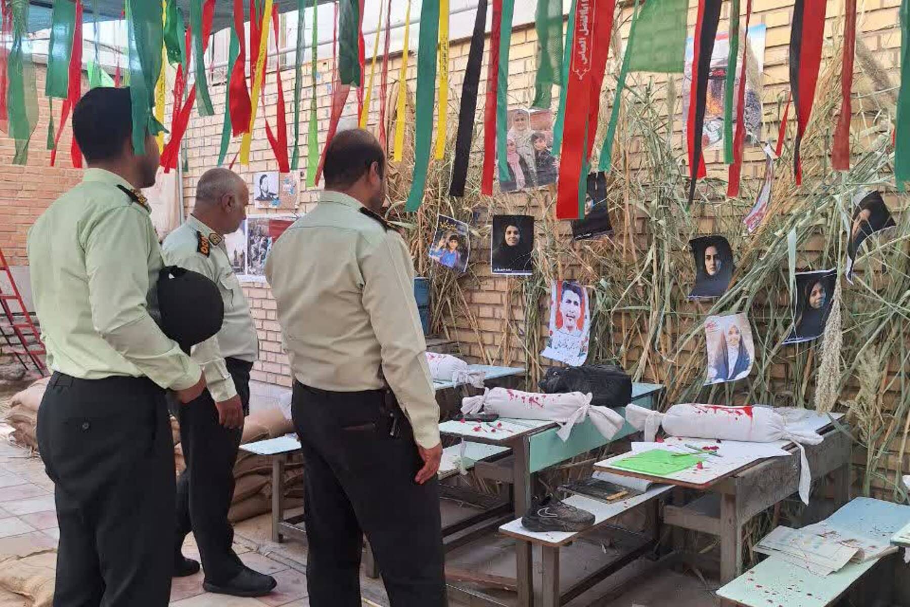 بازدید دانش‌آموزان مدارس قیامدشت و مسئولین شهری از نمایشگاه دفاع مقدس حوزه های مقاومت بسیج شهر قیامدشت