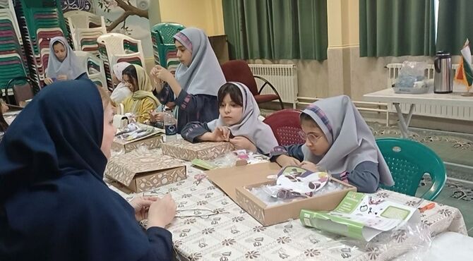 کلاس‌های مهارت‌های هنری در دبستان شاهد فاطمه الزهرا (س) ناحیه دو شیراز