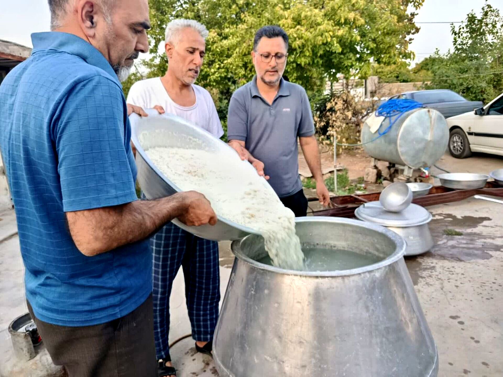 پخت و توزیع نذری در روز تاسوعای حسینی روستای حسن آباد داراب استان فارس