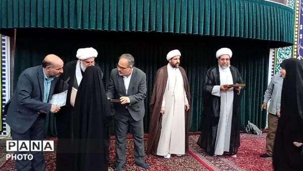 تجلیل از افتخارآفرینان عرصه نماز و قرآن ملایر