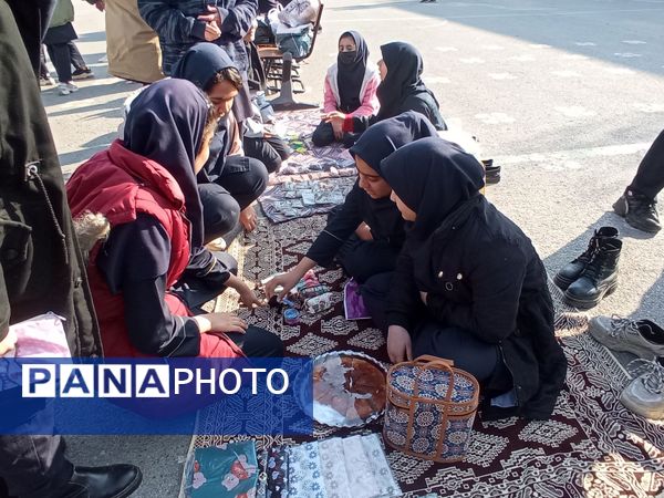 برپایی بازارچه‌ دانش‌آموزی در دبیرستان دلیری مشهد