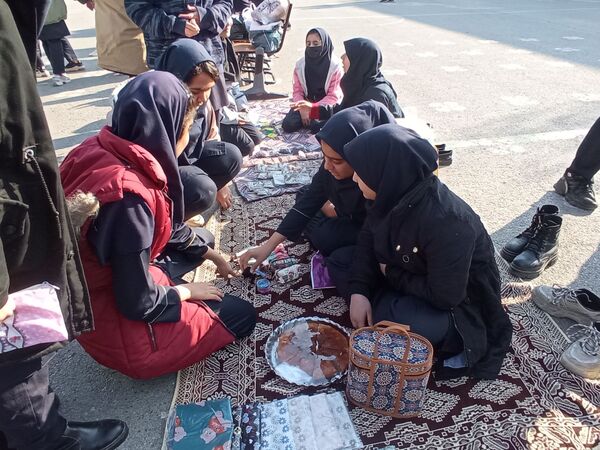 برپایی بازارچه‌ دانش‌آموزی در دبیرستان دلیری مشهد