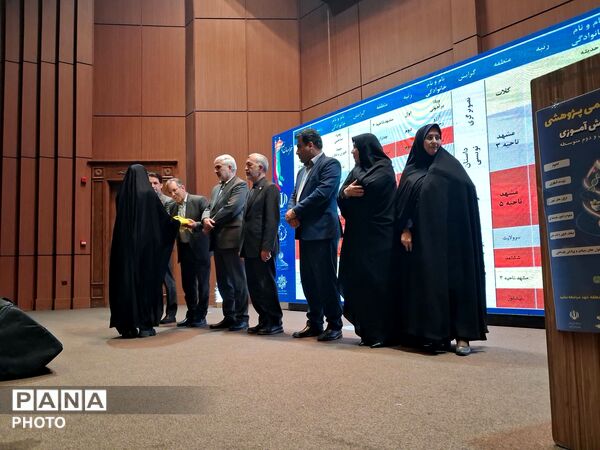 تجلیل از برگزیدگان استانی پژوهش سراها