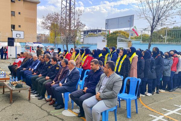 برگزاری مانور زلزله در مدرسه شهیده مهری رزاق‌طلب سنندج