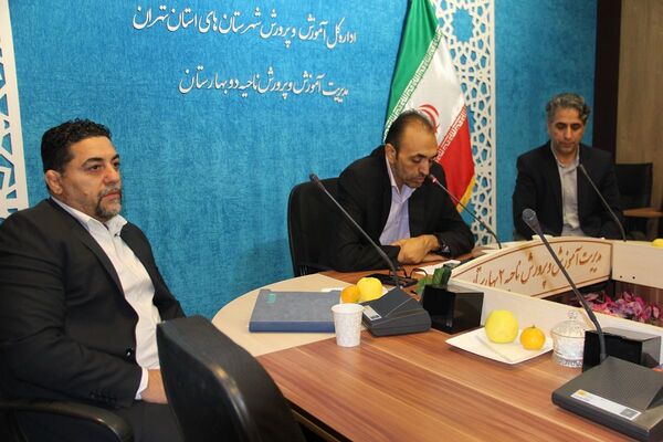 برگزاری جلسه توجیهی مدیران دوره متوسطه اول در سالن فرهنگ بهارستان دو