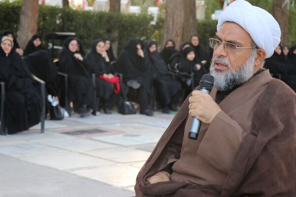 ادای احترام وزیر آموزش و پرورش و فرماندهان سپاه بر مزار سردار شهید کاظمی در بهشت رضا(ع)