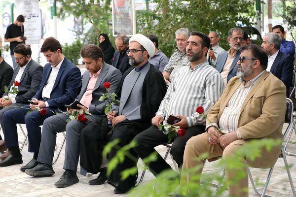 آیین غبارروبی مزار شهدا با حضور اصحاب رسانه در قم