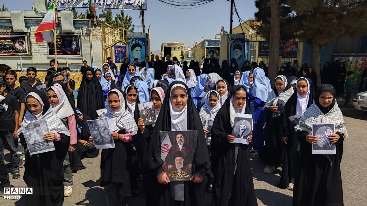  طنین فریاد استکبارستیزی دانش‌آموزان زاوه با اجرای سرود «باید برخاست»
