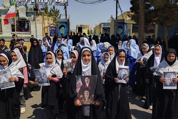  طنین فریاد استکبارستیزی دانش‌آموزان زاوه با اجرای سرود «باید برخاست»