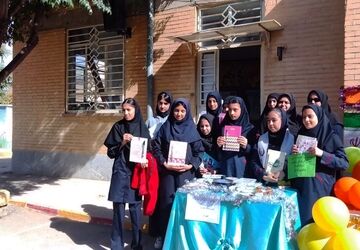 جشن میلاد حضرت زینب (س) و روز پرستار در دبیرستان دخترانه عزت طلایی نیشابور 