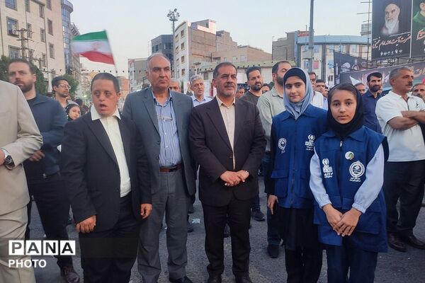 روایت غدیر از قاب خبرنگاران  نوجوان پرشور پانا در راهپیمایی شهرستان قدس