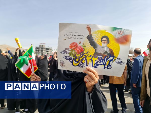 جلوه‌ای از وحدت و همدلی در راهپیمایی ۲۲ بهمن