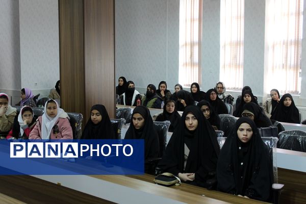 ویژه برنامه تجلیل از فرهنگیان پژوهشگر و دانش‌آموزان ممتاز، همزمان با هفته پژوهش 