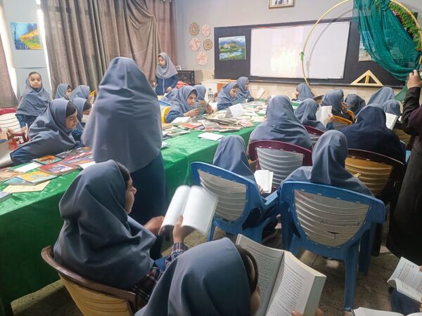 جشن کتاب و مطالعه در دبیرستان دخترانه متوسطه اول 15 خرداد 