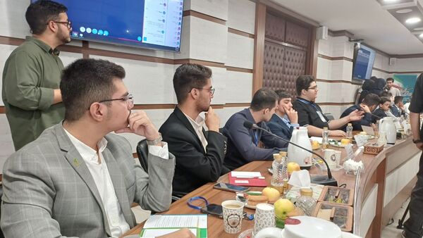 دانش‌آموزان در مسیر ساخت ایران