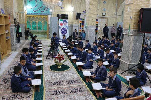 محفل دانش‌آموزی انس با قرآن در آستان مقدس چهل اختران قم