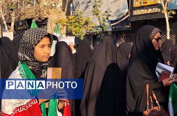 حضور پرشور کودکان در راهپیمایی میثاق با ولایت و محکوم نمودن اغتشاشات گروه های تروریستی در کاشمر