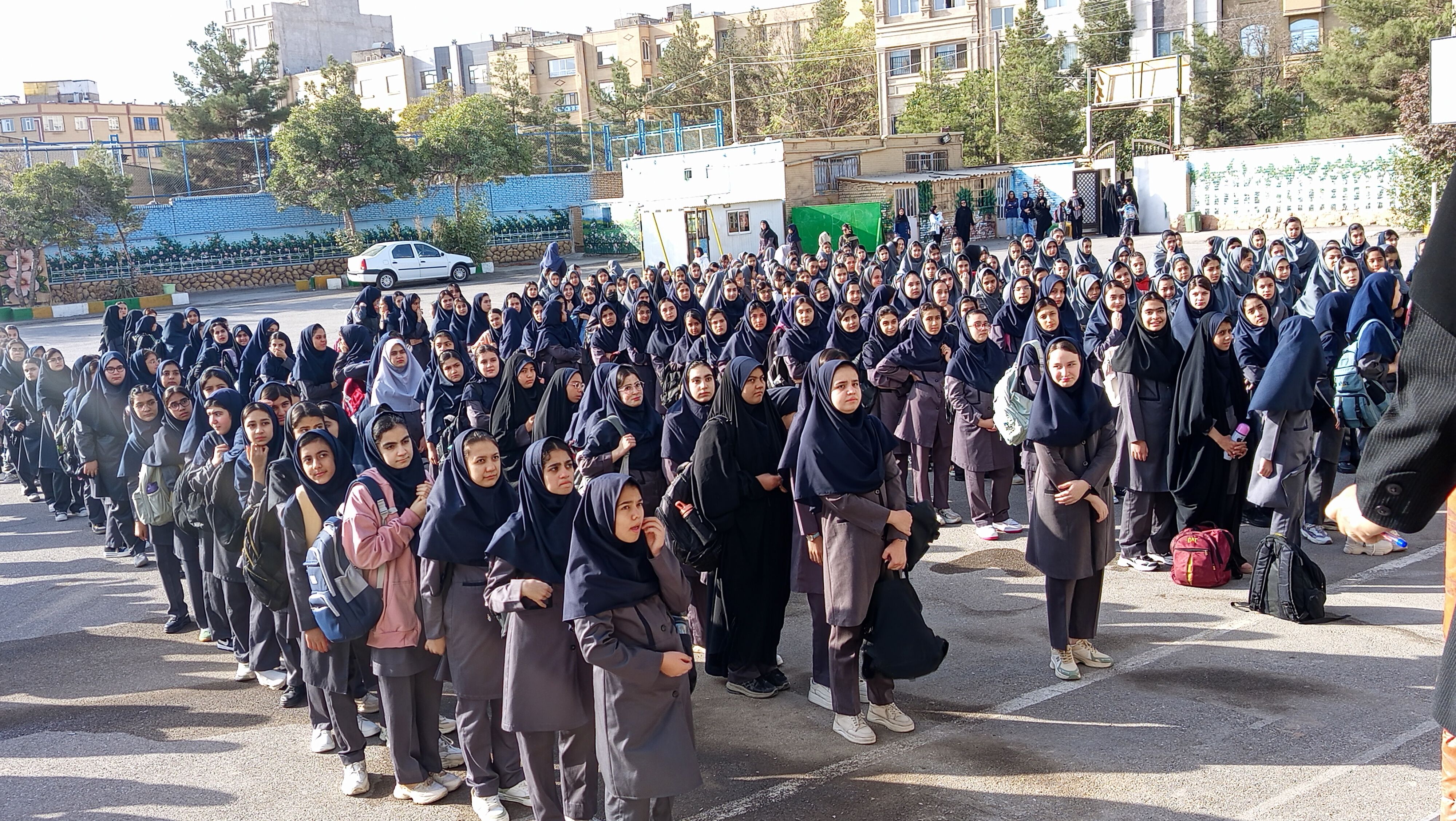 آیین بازگشایی مدارس و استقبال از دانش آموزان در دبیرستان صدیقه