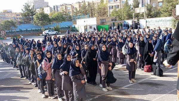 آیین بازگشایی مدارس و استقبال از دانش آموزان در دبیرستان صدیقه
